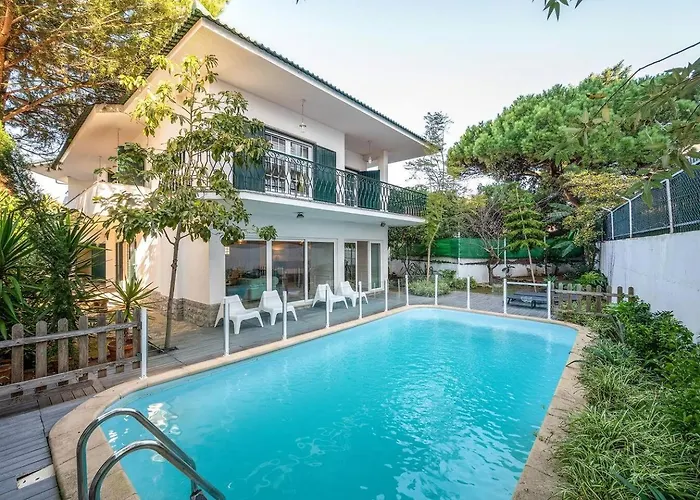 Chic Coastal Villa Pool, Garden & Beach Vibes