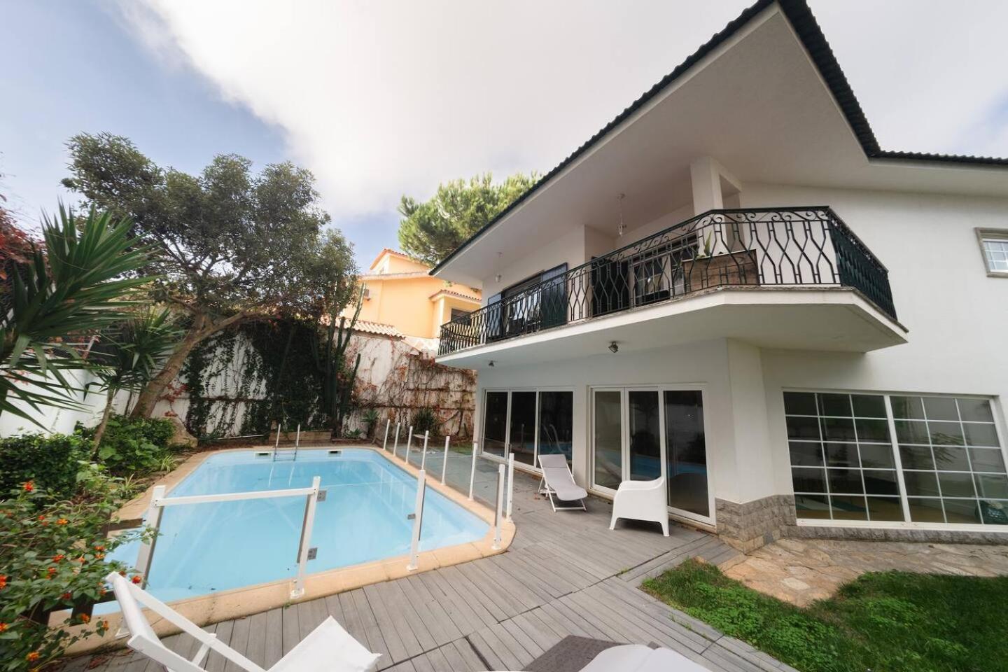 Vakantiehuis Chic Coastal Pool, Garden & Vibes Carcavelos (Lisbon)