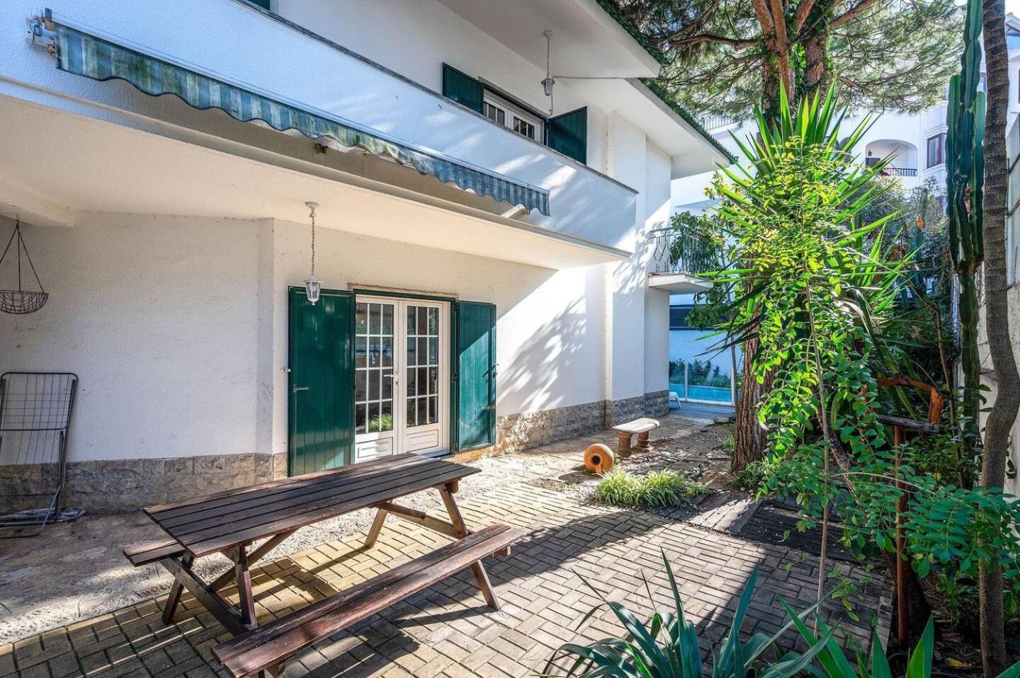 Chic Coastal Pool, Garden & Vibes Vakantiehuis Carcavelos (Lisbon)