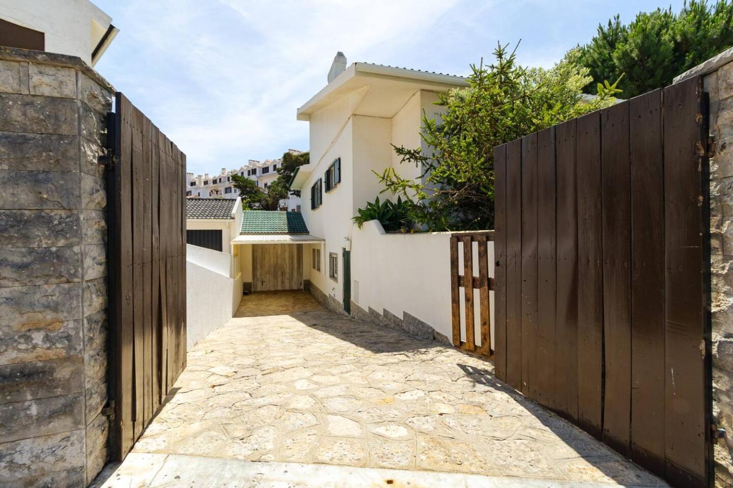 Vakantiehuis Chic Coastal Pool, Garden & Vibes Carcavelos (Lisbon)